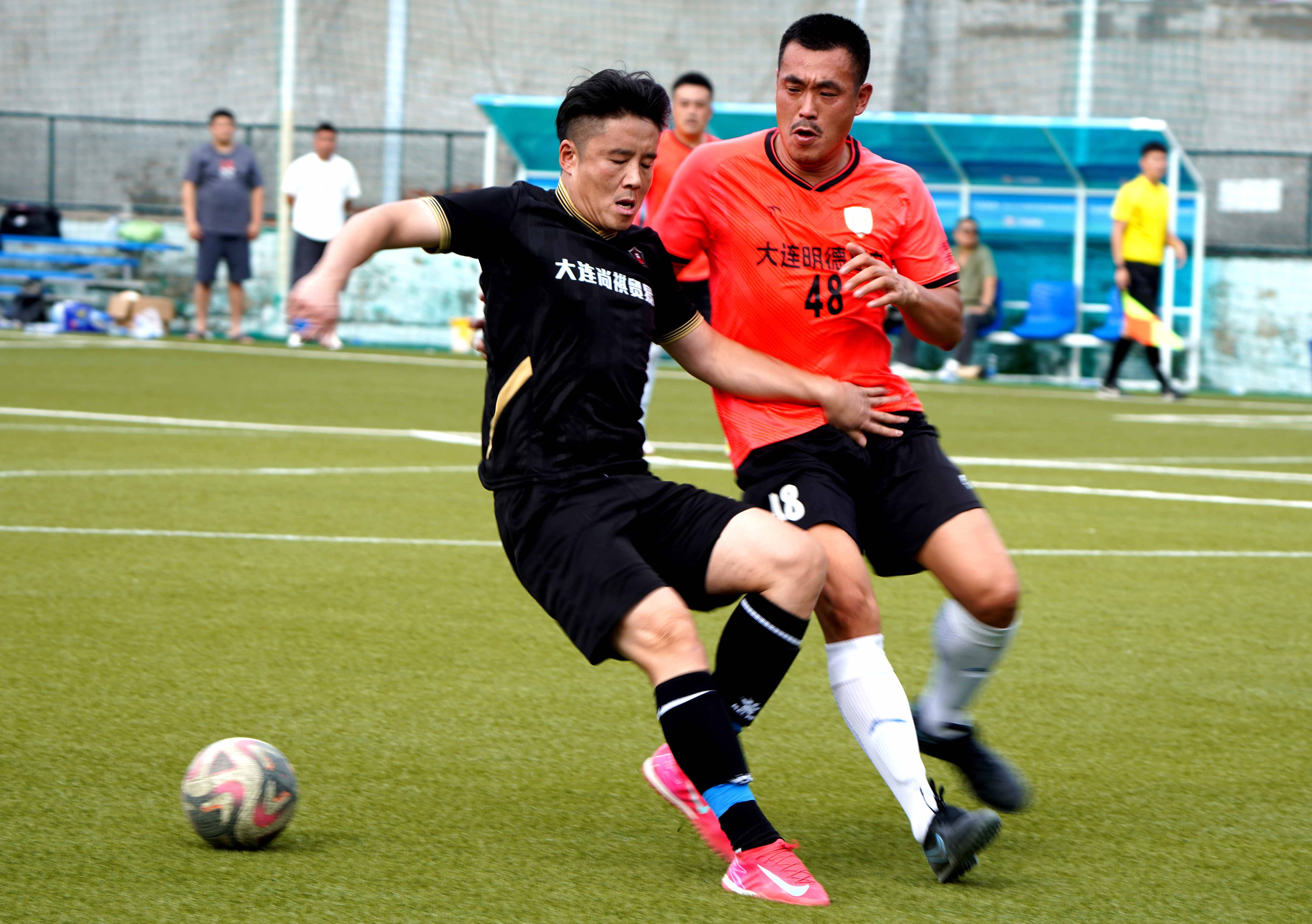 足球联赛激烈对决，哪支队伍将夺冠？