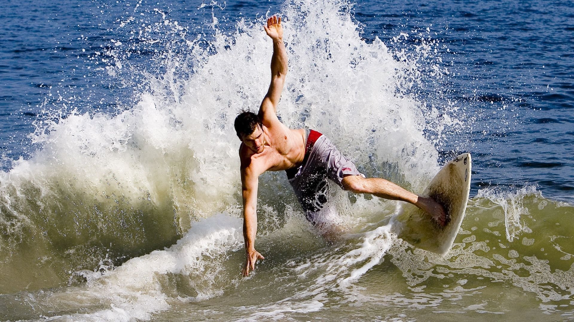 绿茵战场与绿色荣耀，跨越体育的传奇一夜，罗德里戈的双面人生