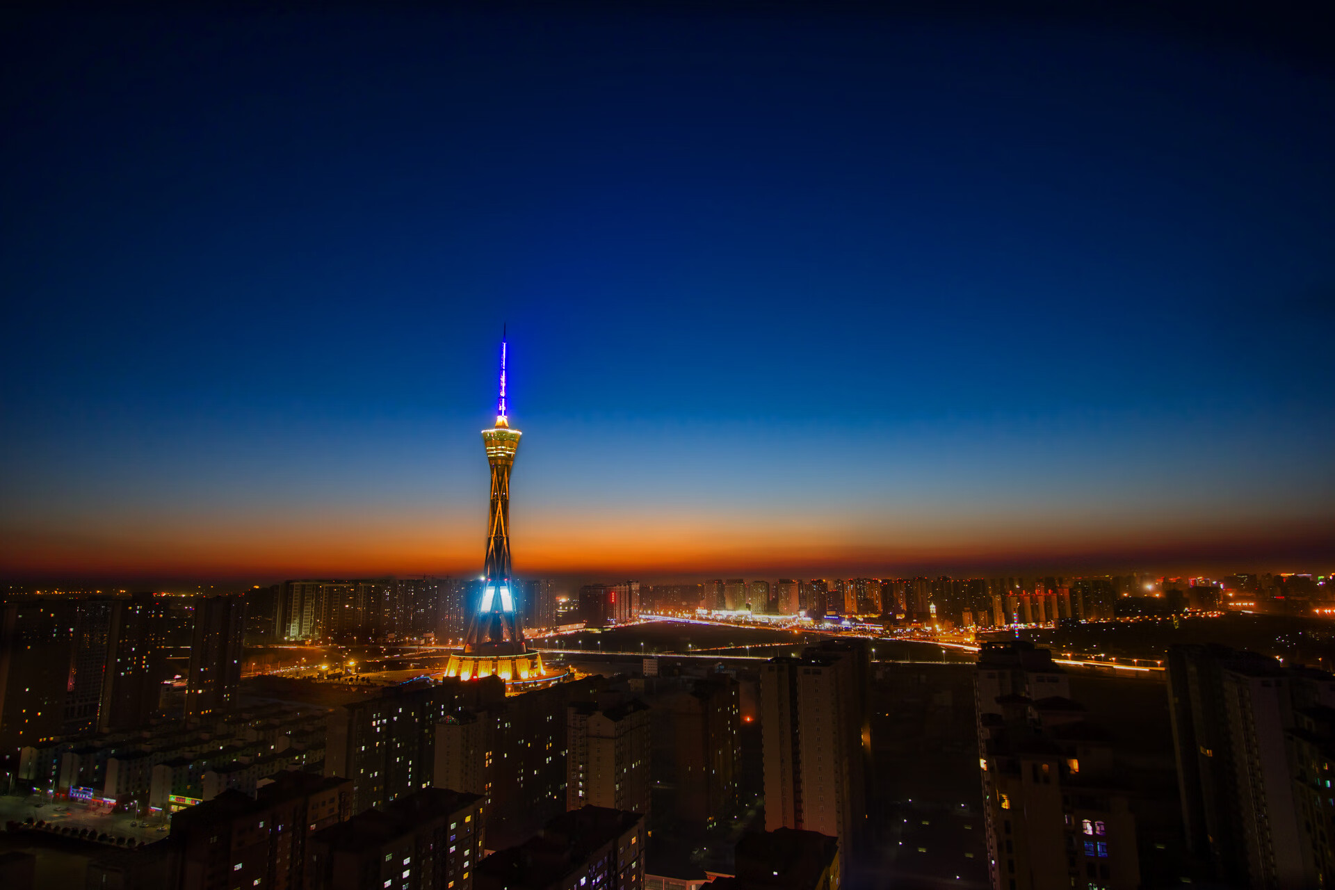 时空裂隙，当森林狼的嗥叫回荡在乌鲁木齐的夜空